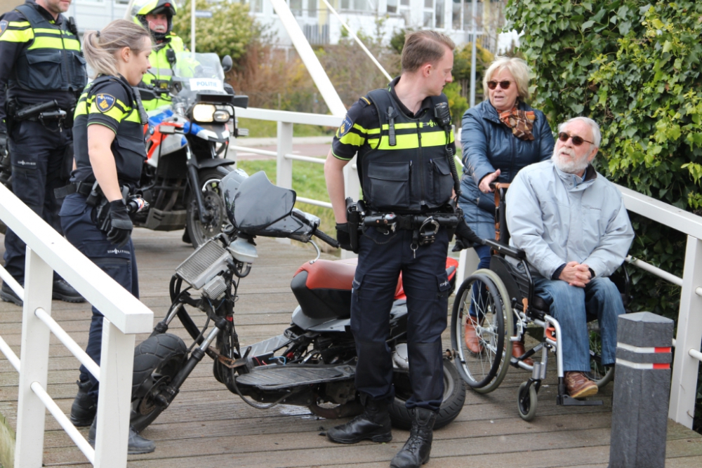 Politie achtervolgt hardrijdende scooter zonder registratie dwars door woonwijk