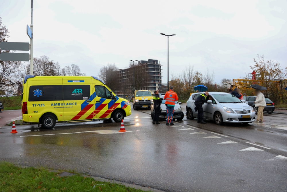 Ongeval op de Deltaweg in Vlaardingen, bestuurder bestelbusje doorgereden