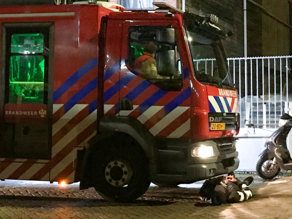 Vlaardinger gaat voor brandweerwagen liggen om te voorkomen dat deze wegrijdt