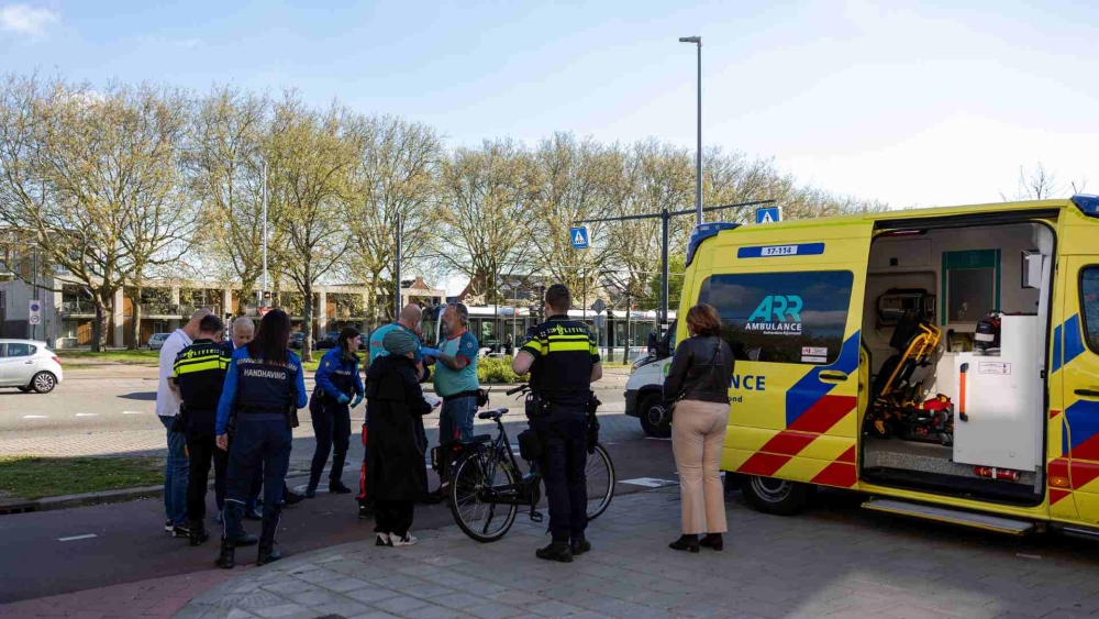 Fietser gewond bij aanrijding met auto op Burgemeester Van Haarenlaan