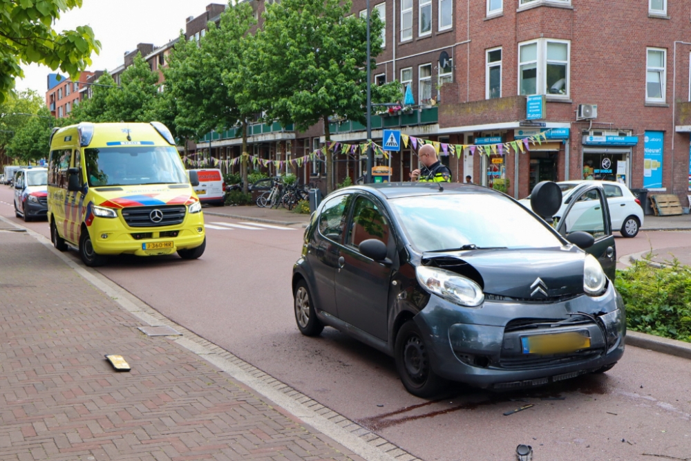Automobilist botst frontaal op andere auto, vlucht en ramt geparkeerde auto's