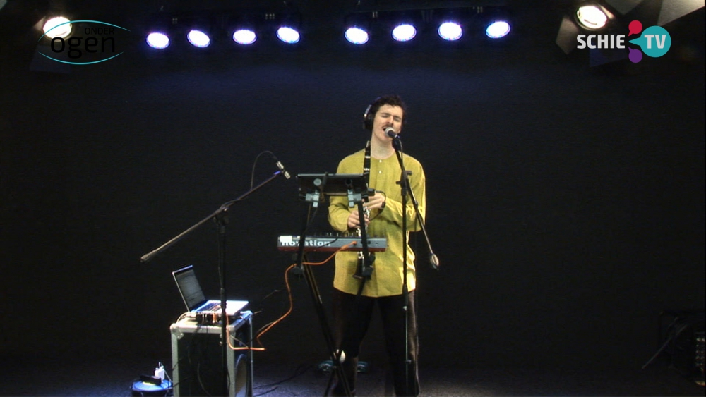 Boy on the moon met het nummer Lie Down On The Floor