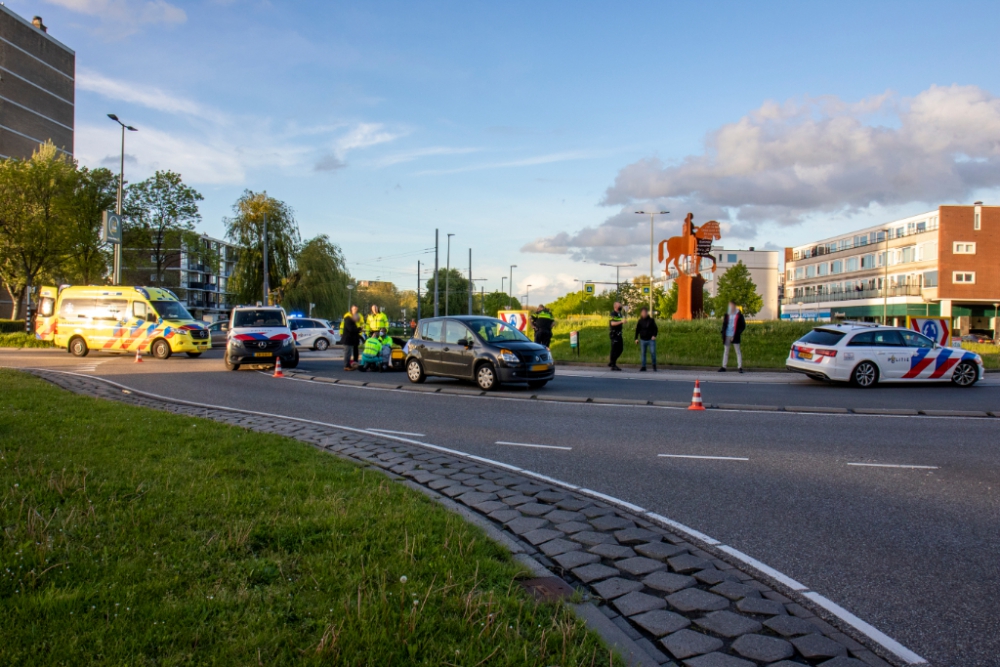 Ongeval tussen auto en motor op de rotonde Nieuwlandplein