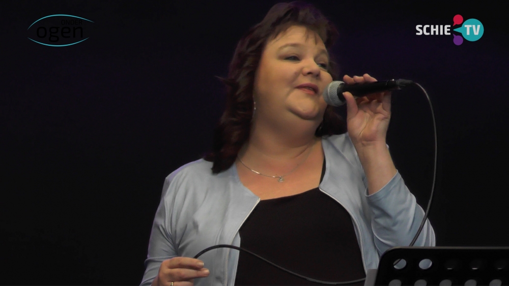 Sandy Struijs zingt live in Onder Ogen: 'Op de Metro'