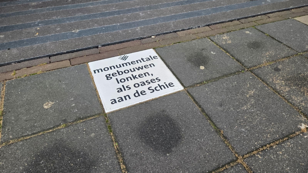 75 dichtregels in Schiedam: plaatsing van de tegels van start gegaan