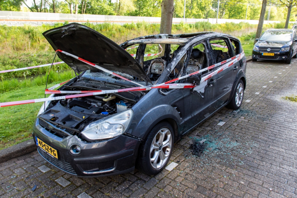 Buurtbewoners schrikken wakker van knal: auto volledig uitgebrand