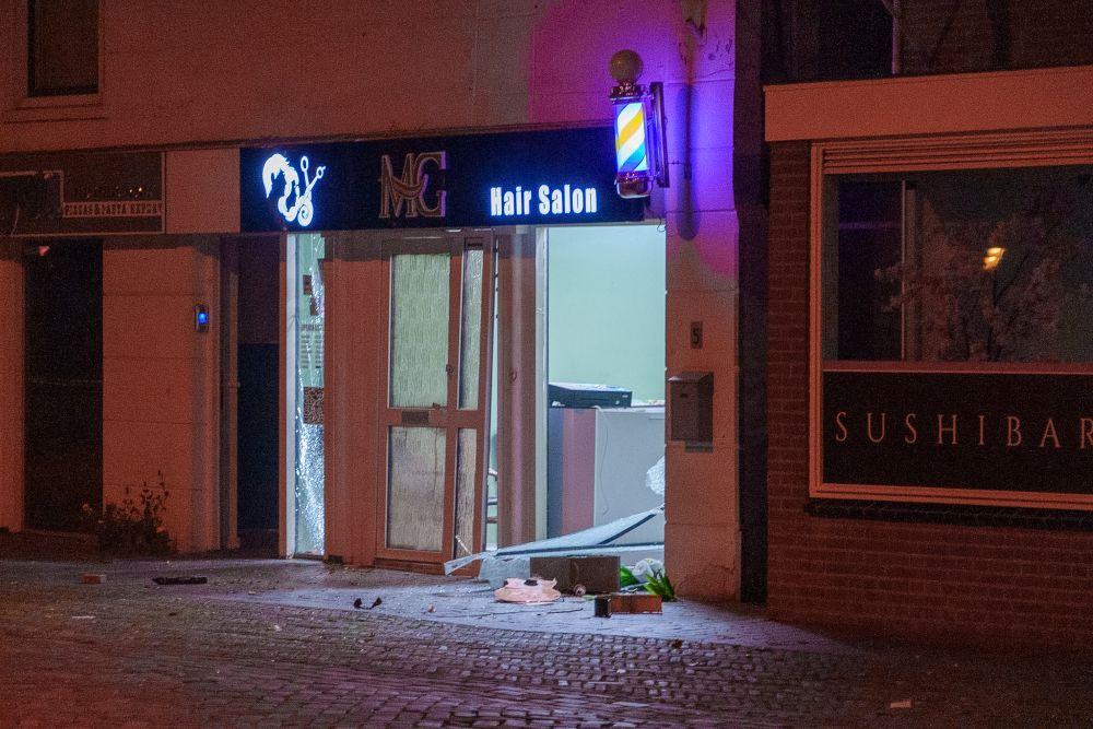 Weer explosie bij Vlaardingse kapper, grote schade aan gevel