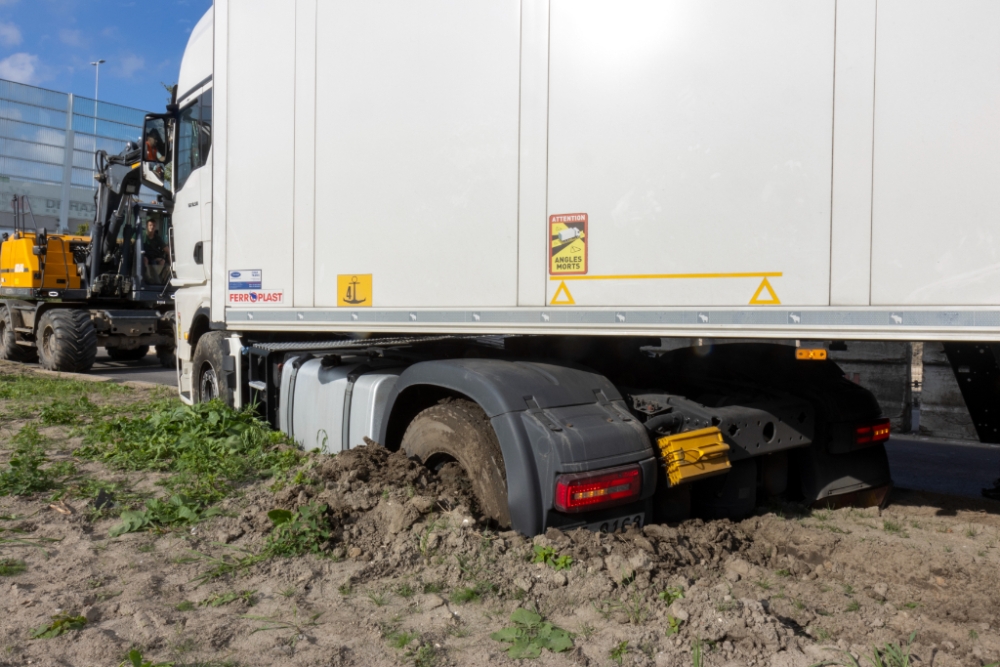 Vrachtwagen komt vast te zitten in de berm in Vlaardingen