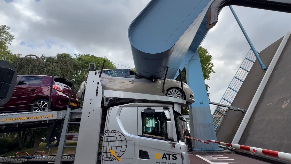 Contragewicht van Hoofdbrug in Schiedam plet gloednieuwe Nissan