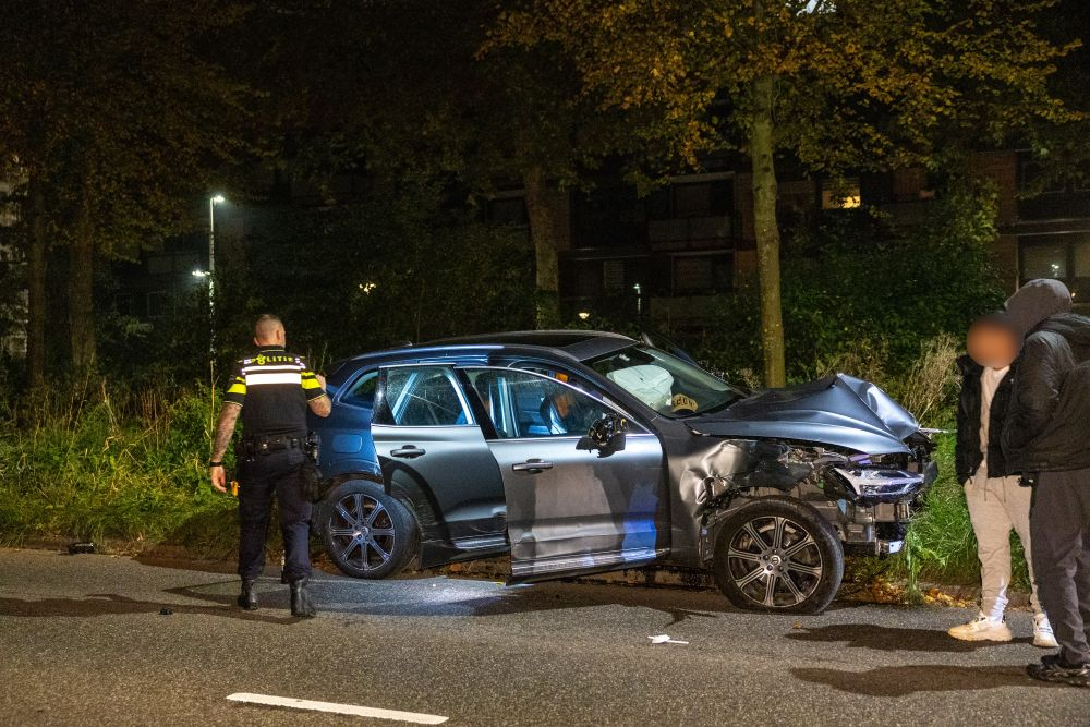 Jonge automobilist rijdt auto van vader in de prak op de Churchillweg