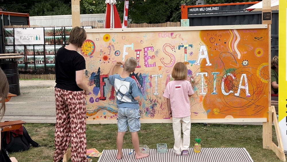 Kinderen maken een schilderij op een doek op het Kinderterras