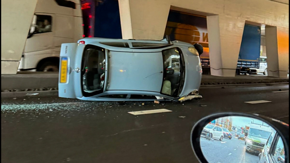 Chaos op de Vlaardingerdijk: gekantelde auto én bestuurder op de vlucht