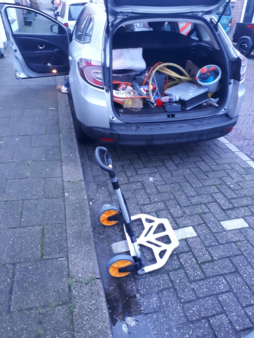 Auto opengebroken in de Gorzen