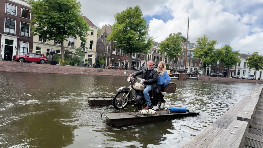 Met een brommer op de Schie? Het kan!