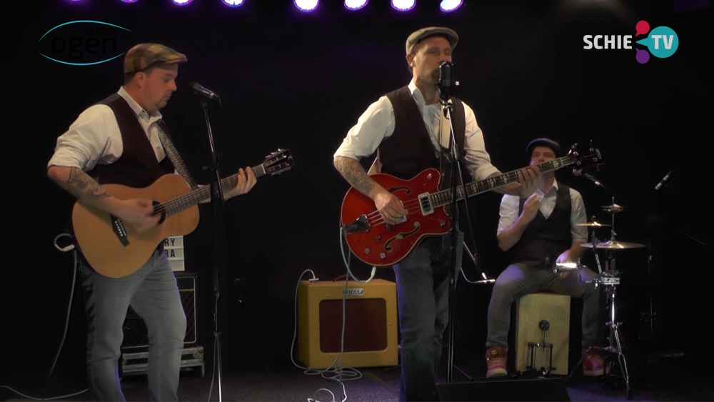 Live optreden van The Legendary Orchestra of Love met het nummer Haunted Bookshop