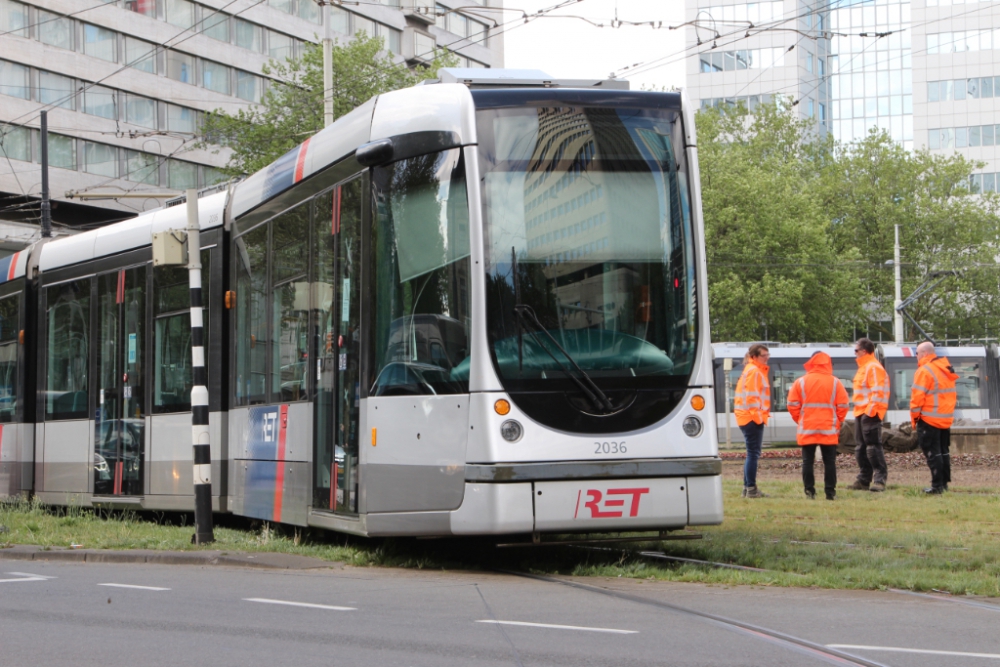 Vertraging tram 21 en 24 door ontspoorde tram in centrum Rotterdam