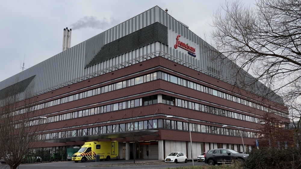 Kinderen gooiden honderden papieren handdoekjes en rollen toiletpapier door ziekenhuisgang