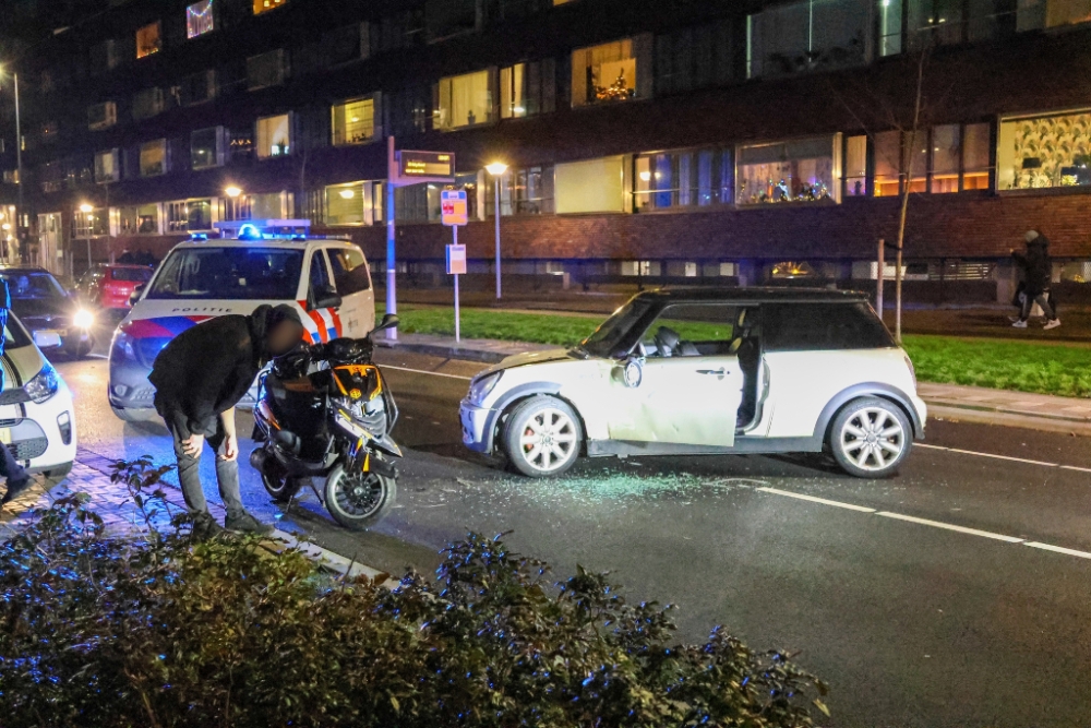 Scooterrijder ziet afslaande auto over het hoofd