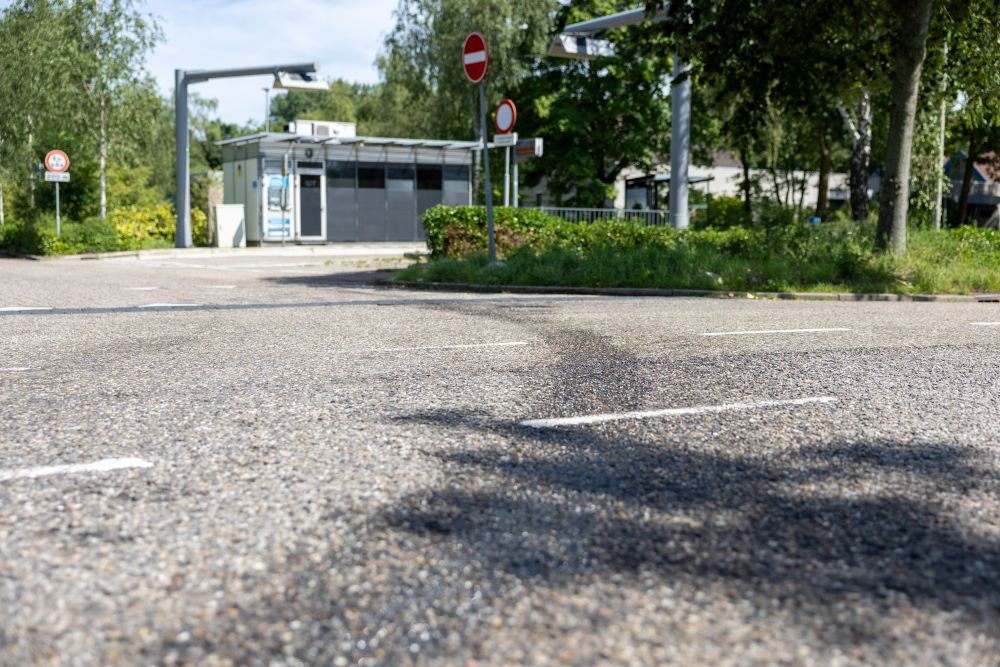 Motorrijder in de slip: weg afgesloten door kilometers lang oliespoor