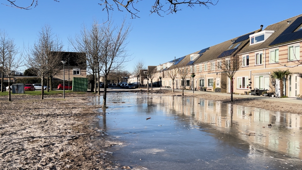 Toch een echte ijsbaan in Schiedam? Bewoners Speltakker glijden huis uit