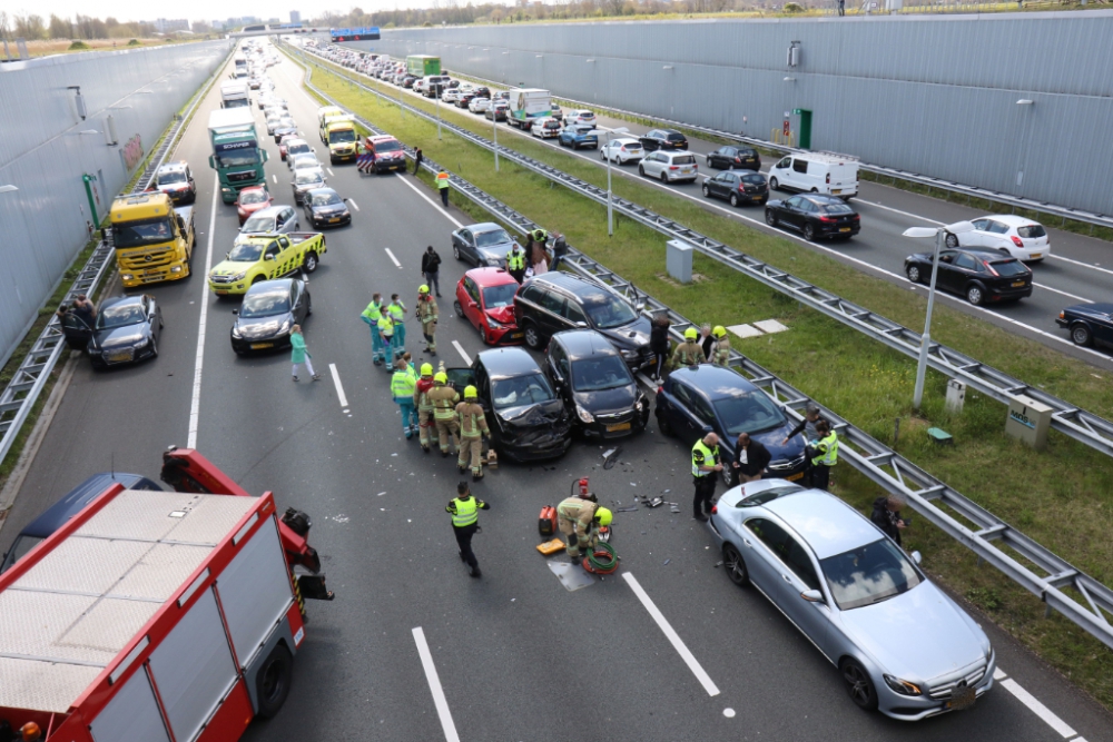 Enorme ravage op de A4 na ongeval met zes auto&#039;s