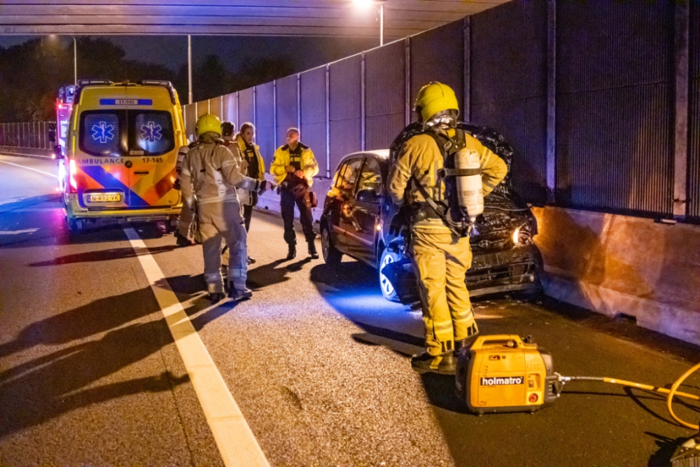 Auto vliegt uit de bocht op snelweg, bestuurder raakt gewond