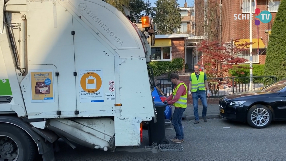 Vrijwilligers halen gewoon oud papier op voor de Sint Jozefschool