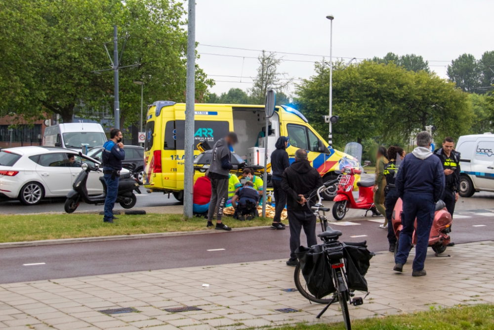 Meisje op scooter door auto aangereden in Piersonstraat