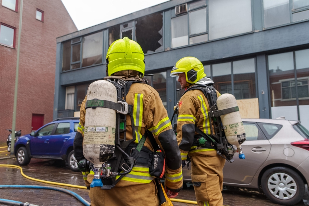 Brand in Schiedamse Noordmolenstraat, naast leegstaande kringloop