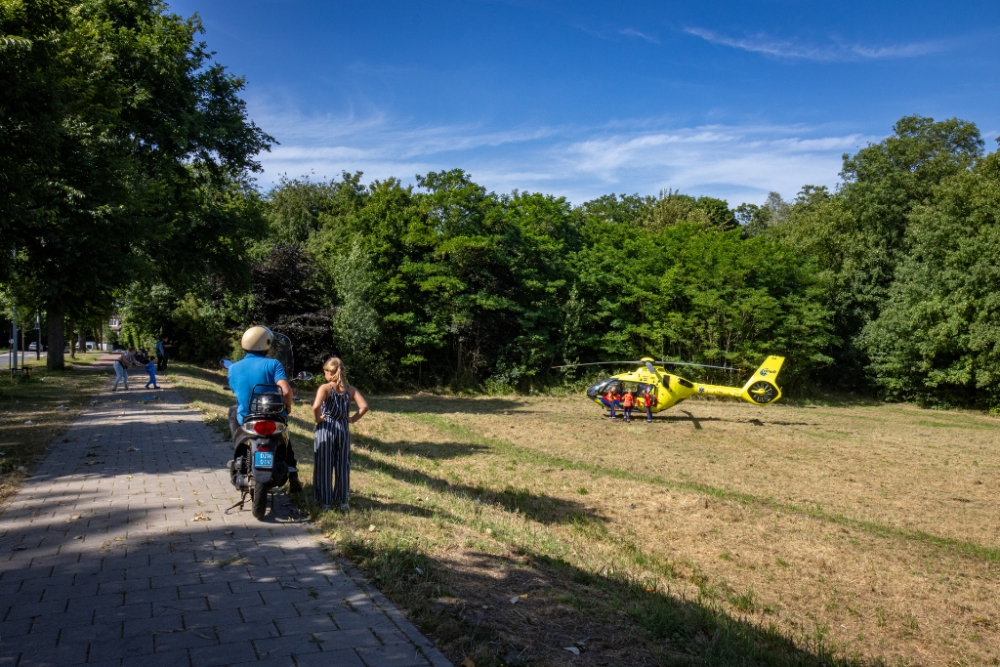 Traumahelikopter landt in Schiedam voor medische noodsituatie