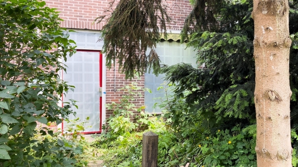 Het huis aan de Madoerastraat, in september 2024, waar het pleeggezin woonde