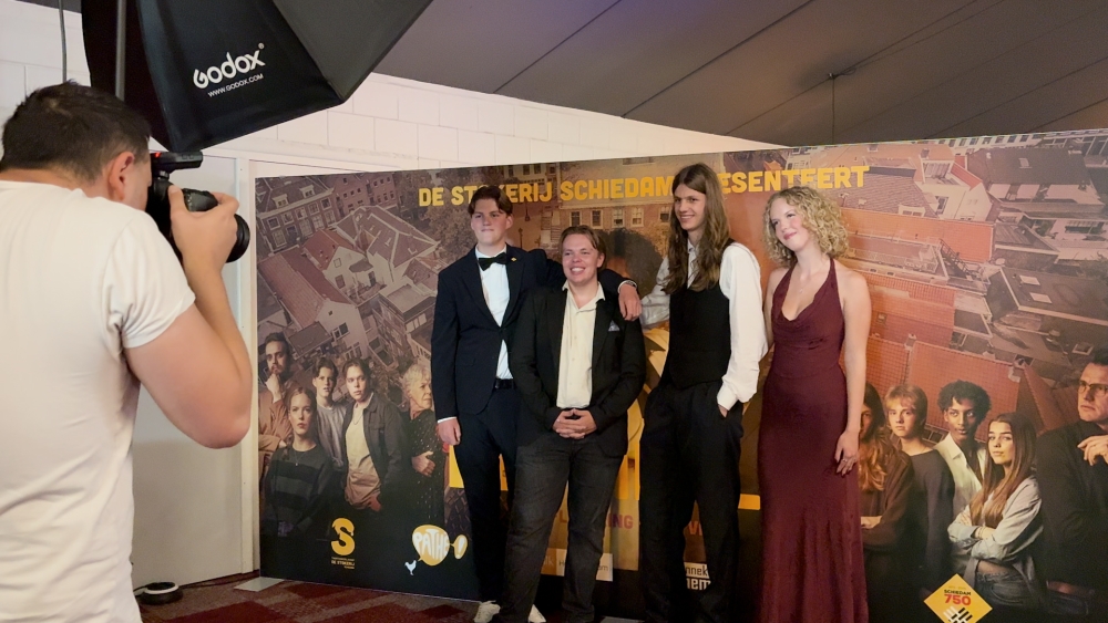 Groot applaus bij première van laatste deel van de serie De Familie