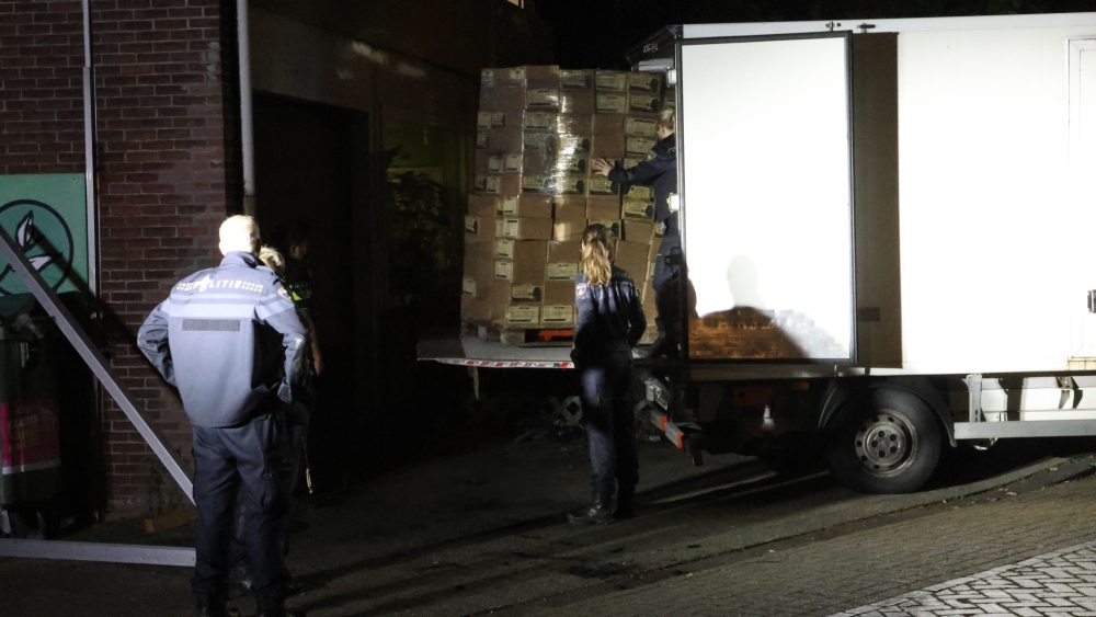 Politie valt 'met grof geschut' binnen in bedrijfspand