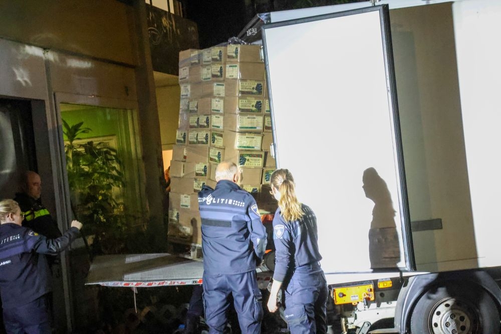 Politie valt 'met grof geschut' binnen in bedrijfspand