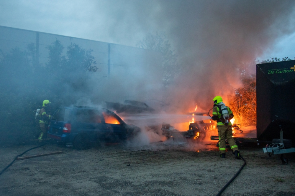 Auto&#039;s en bootje gaan in vlammen op in Vlaardingen