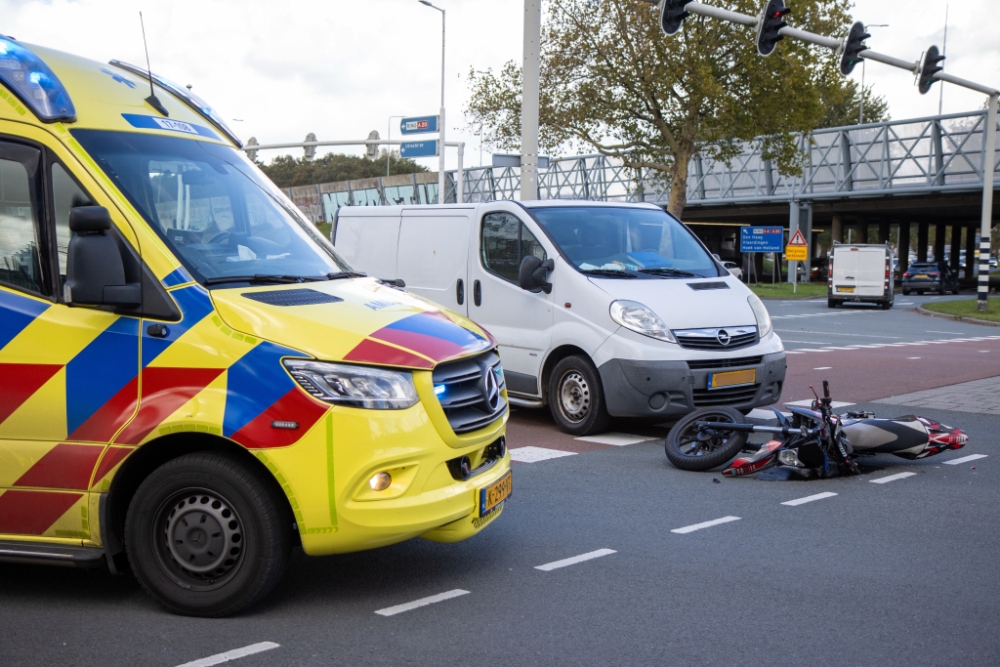 Bestelbus en brommer botsen op kruising bij 's-Gravelandseweg