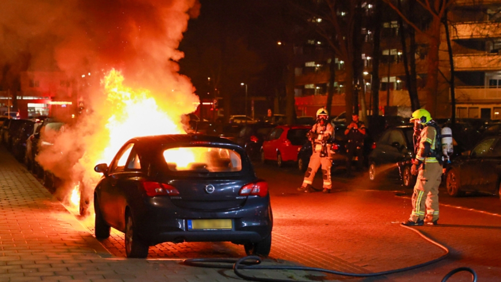 Auto vliegt in brand, getuige zag 'verdachte personen'