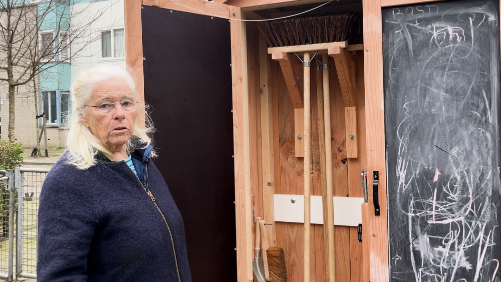 Ans (81) zorgt voor schoon speelpleintje met slimme bezemkast