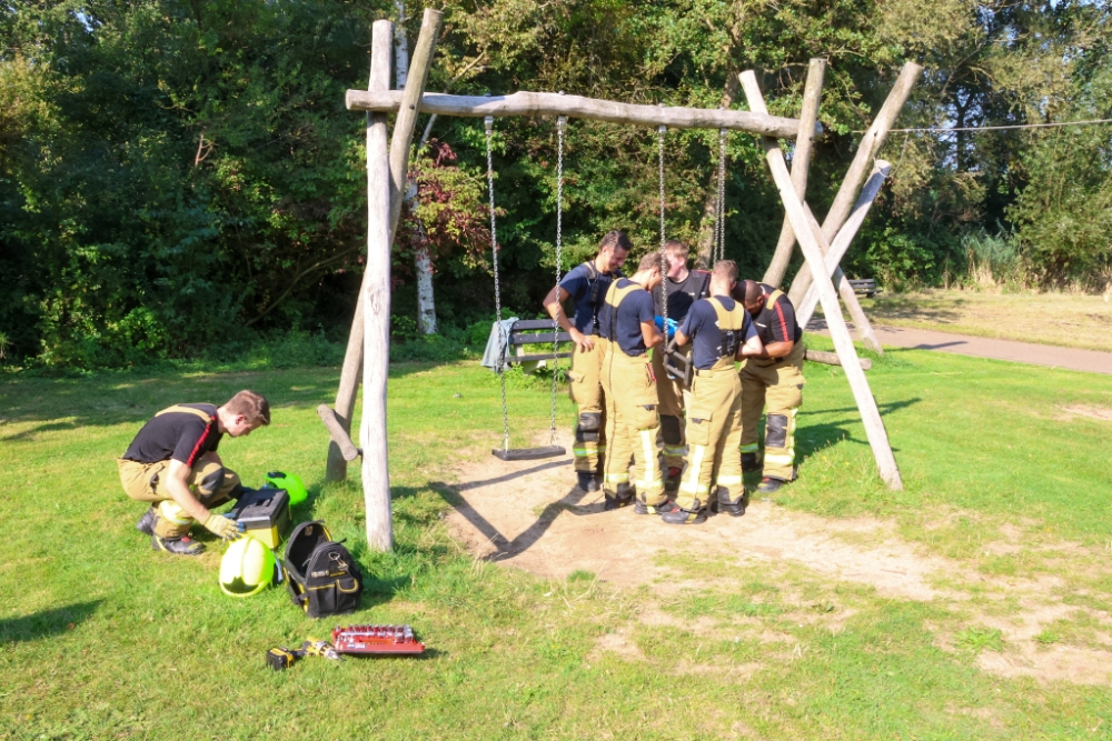 Brandweer redt meisje uit schommel