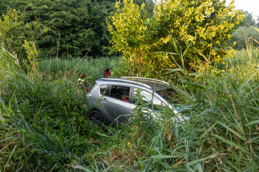 Auto te water tussen Maassluis en Vlaardingen, bestuurder nergens te bekennen