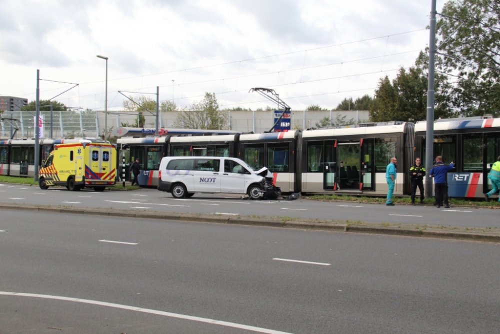 Tram en taxibusje knallen op elkaar in Nieuwland