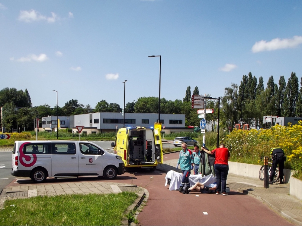 Wielrenster naar ziekenhuis na harde val in Vlaardingen