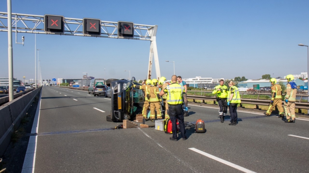 A20 richting Hoek van Holland urenlang afgesloten na ernstig ongeval