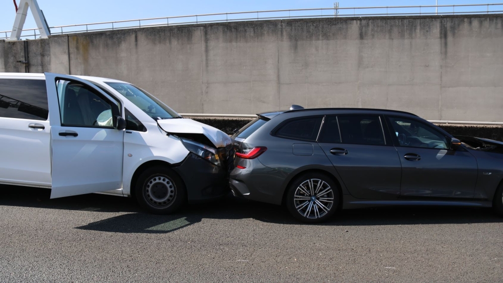 Grote schade door kettingbotsing legt A4 richting Schiedam stil
