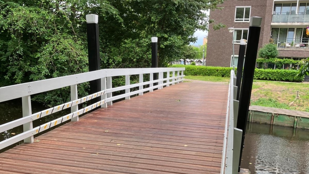 De fiets- en voetgangersbrug is volledig opgkenapt