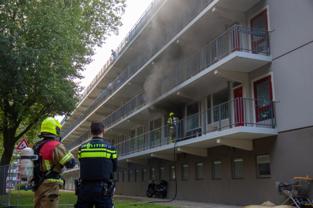 Bankstel in brand: veel rookontwikkeling in Schiedamse flatwoning