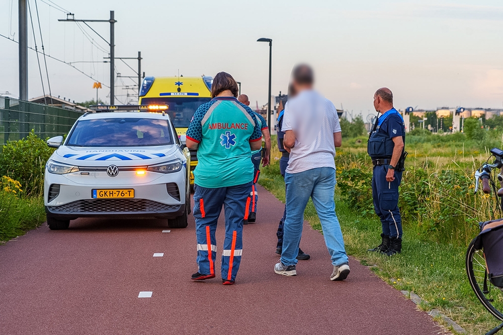 Man bewusteloos naast fiets aangetroffen