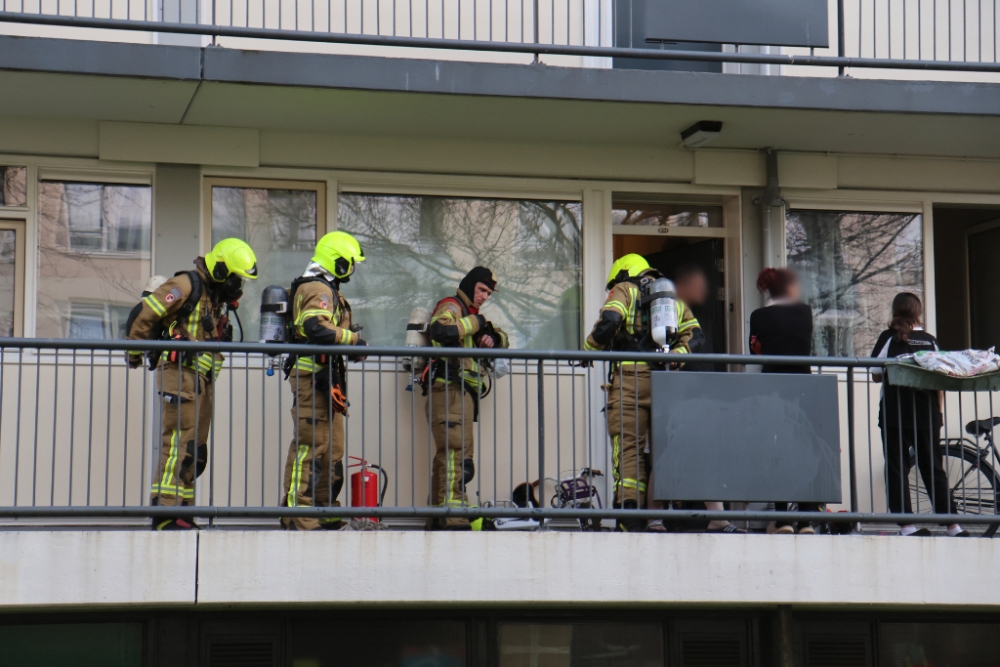 Rookontwikkeling in flatwoning door brand in en onder oven