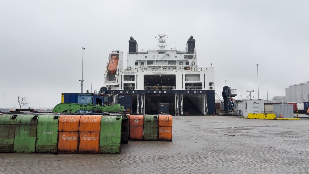 Vrachtwagen met twaalf inklimmers aangetroffen op bedrijventerrein in Vlaardingen