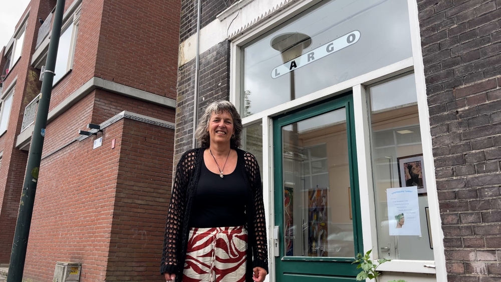 ‘Kleinste kunsthal ter wereld’ staat in Vlaardingen: ‘Soms hangen er twee werken’